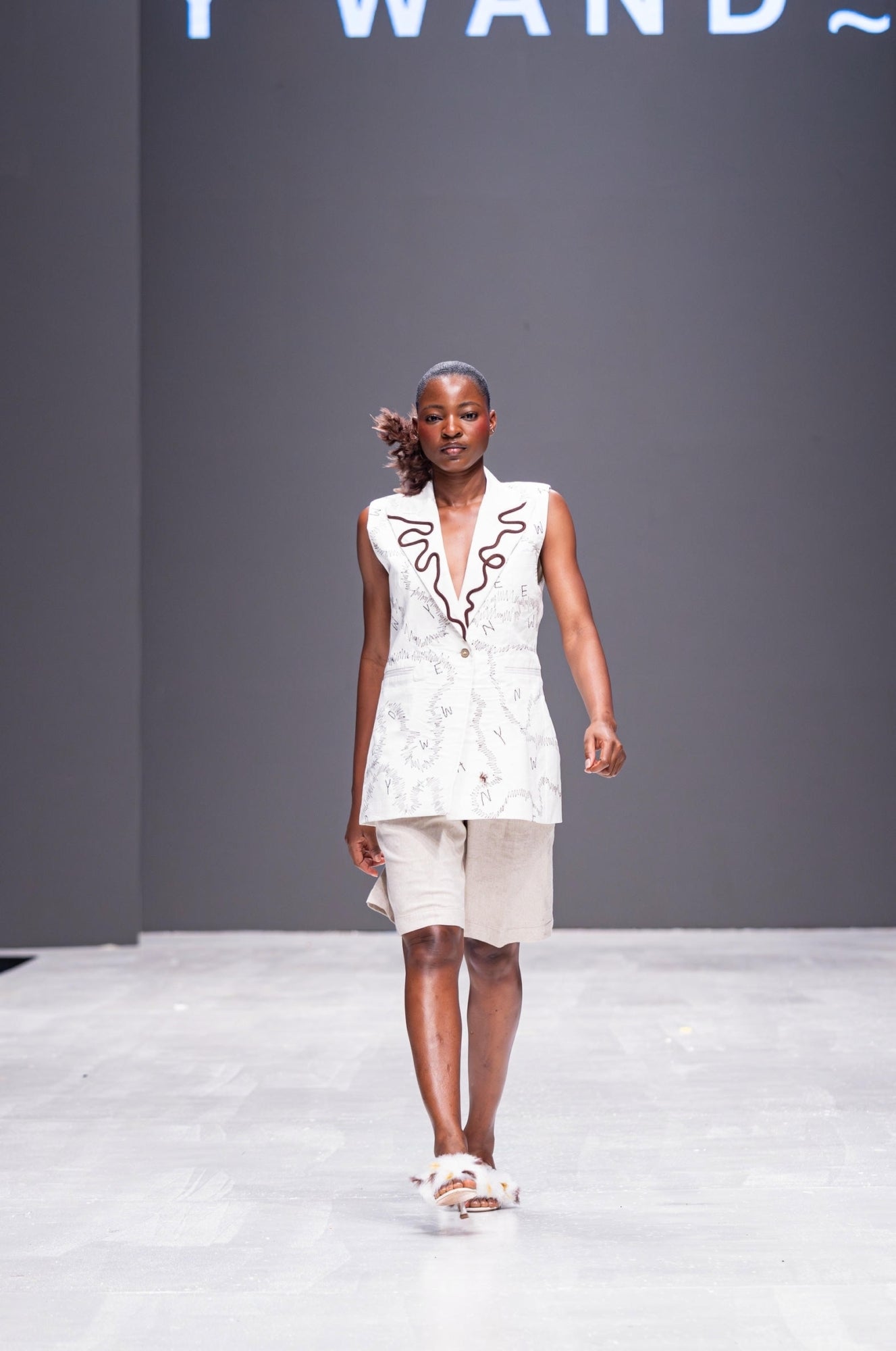 Y'WANDELAG — Look 01